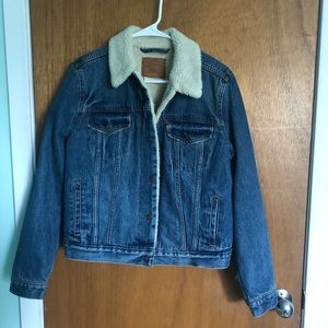 NEVER WORN Levi’s Sherpa Truckers Jacket